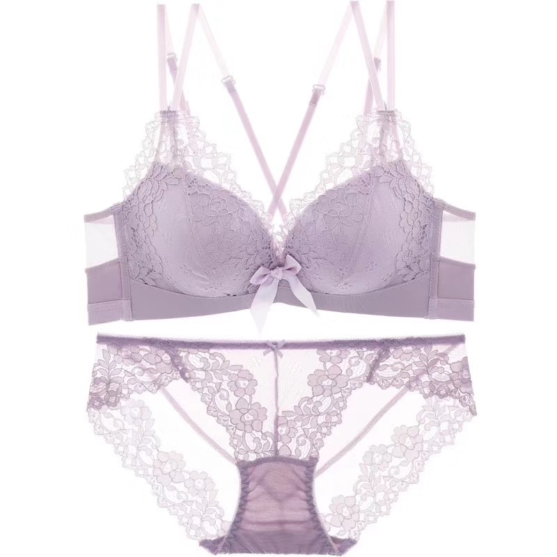 柔軟輕盈無感，薄透蕾絲聚攏上托內衣