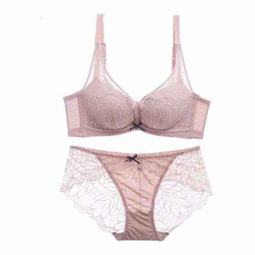 輕氧系列，精美蕾絲刺繡聚攏防下垂健康無鋼圈內衣