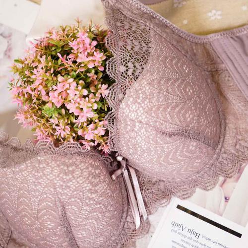 Sleek and seamless bra without steel underwire
