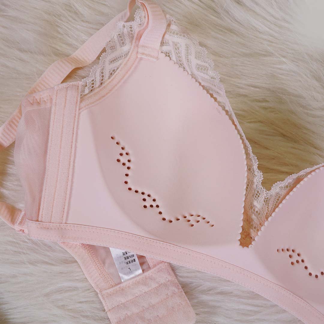 性感深V交叉蕾絲超薄透氣大罩杯無鋼圈內衣