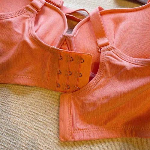 Plain-colored coffee-colored cotton T-shirt bra with moisture-wicking and sweat-absorbing properties, without any traces of stitching.