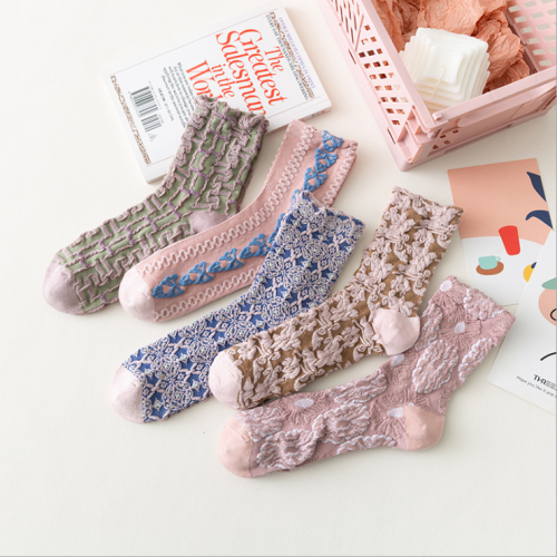 立體花棉質中筒女襪