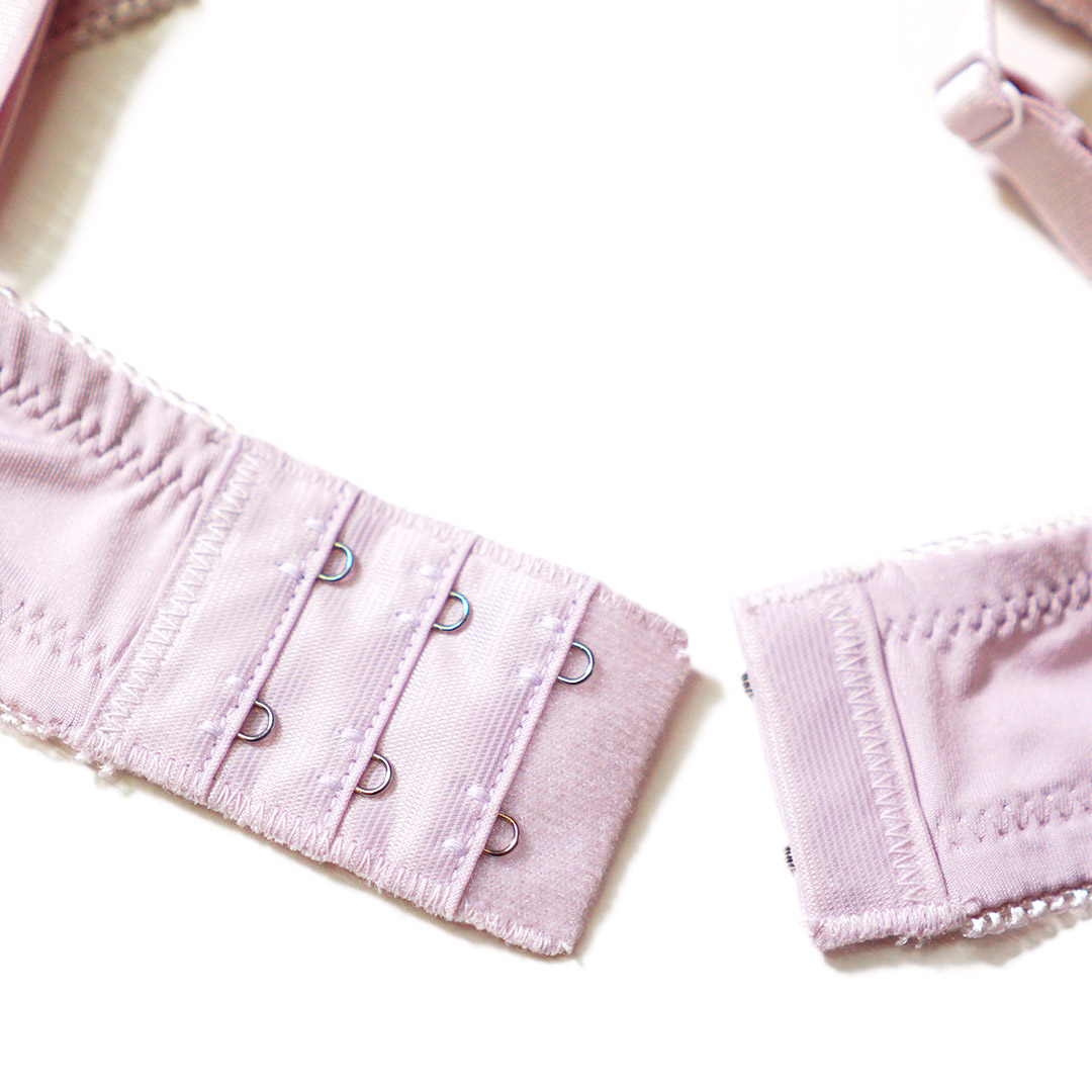 柔軟舒適面料，性感蕾絲光面聚攏無鋼圈内衣