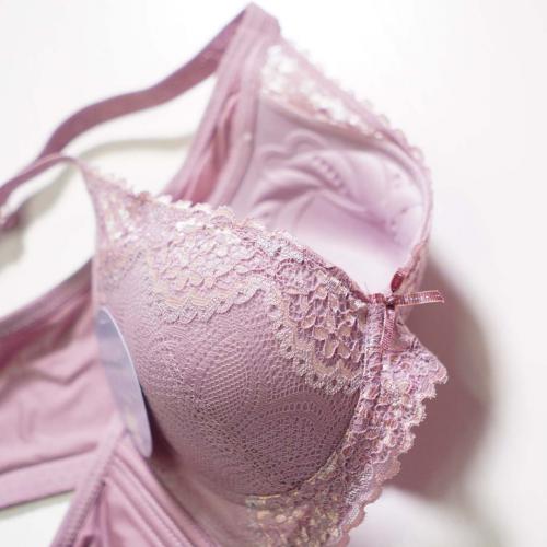 The latest solid-color collection features a bra with breast adjustment function - specially designed to address small breasts and correct the butterfly-shaped posture.