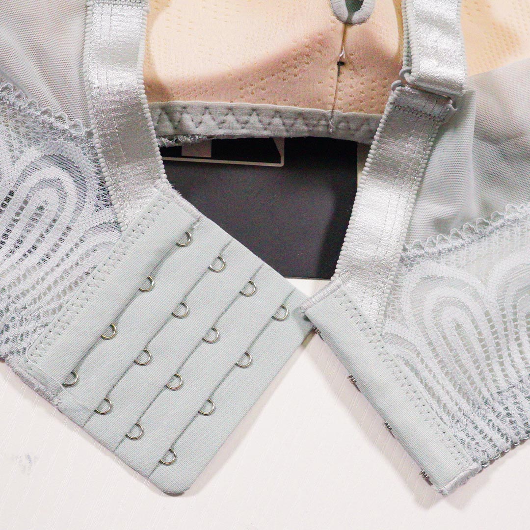 吊角拼接鏤空設計，親膚舒適透氣無鋼圈內衣