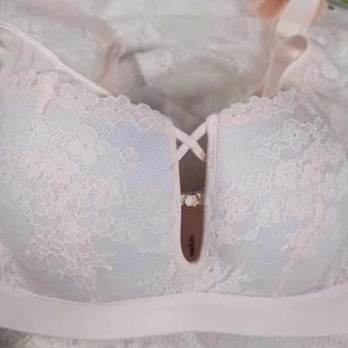 少女蕾絲推腋集中誘人調整型內衣