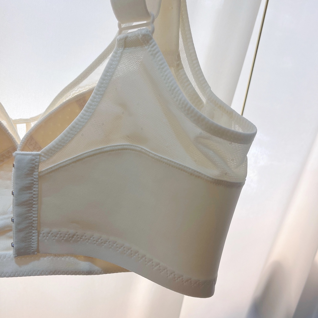 Wireless holding tight bras - with laces