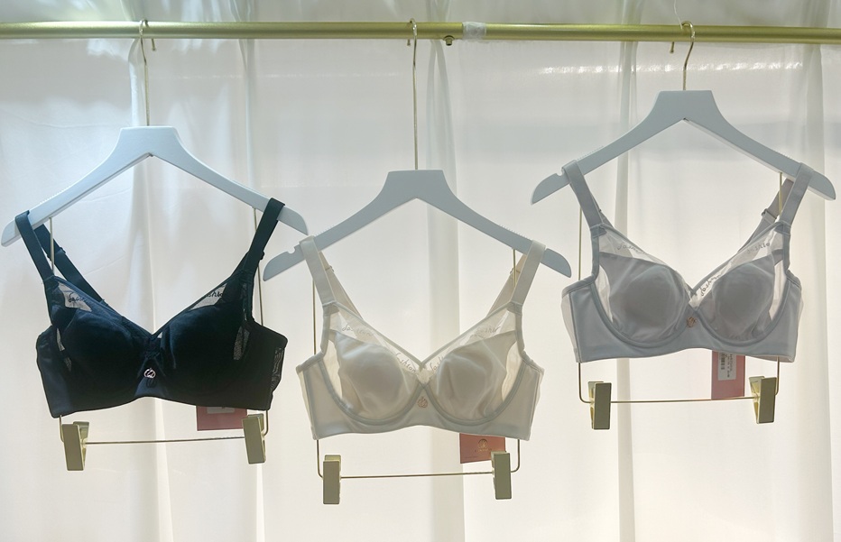 光面超薄，自帶乳貼款軟鋼圈內衣